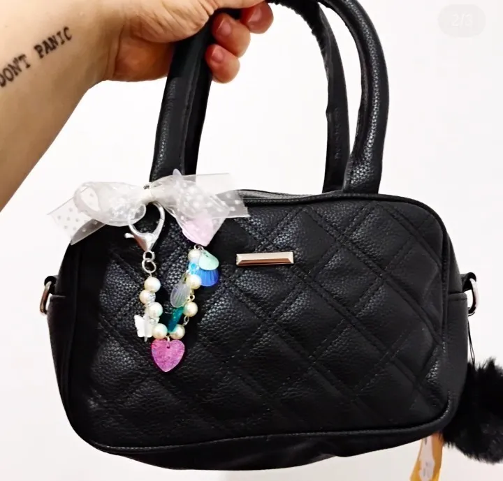 Bolsa preta metalasse com duas alças media com bag charm