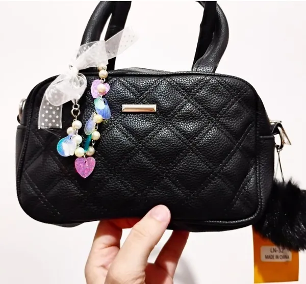 Bolsa preta metalasse com duas alças media com bag charm