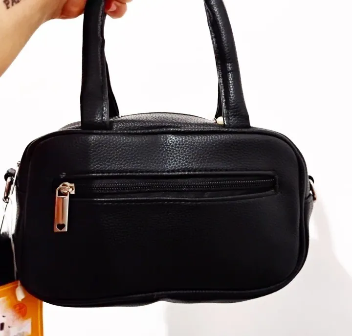 Bolsa preta metalasse com duas alças media com bag charm