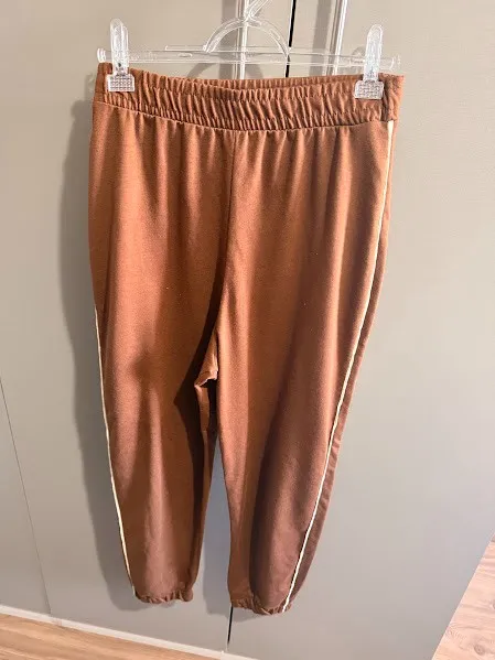 Calça moletom marrom com listra off white