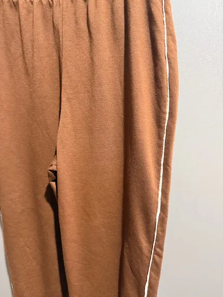 Calça moletom marrom com listra off white