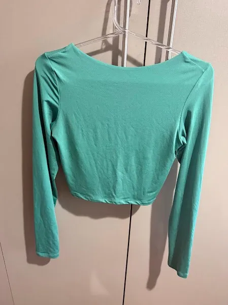 Blusa verde decotada nas costas