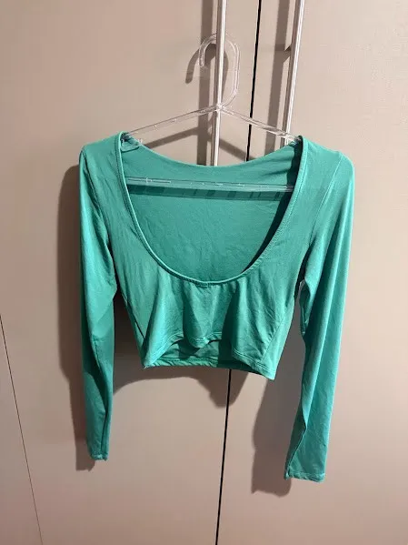 Blusa verde decotada nas costas
