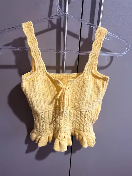 Blusa em tricô amarela com babados