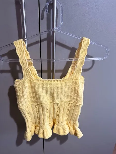 Blusa em tricô amarela com babados