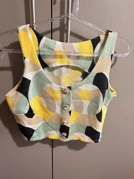 Cropped em tecido estampado
