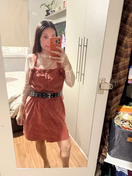 Vestido com alça ajustável em veludo