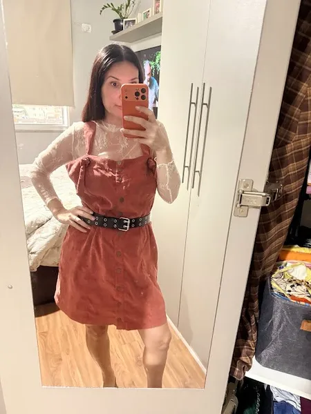 Vestido com alça ajustável em veludo
