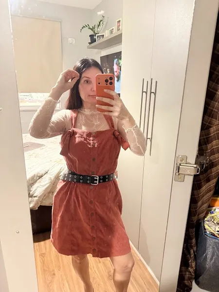 Vestido com alça ajustável em veludo
