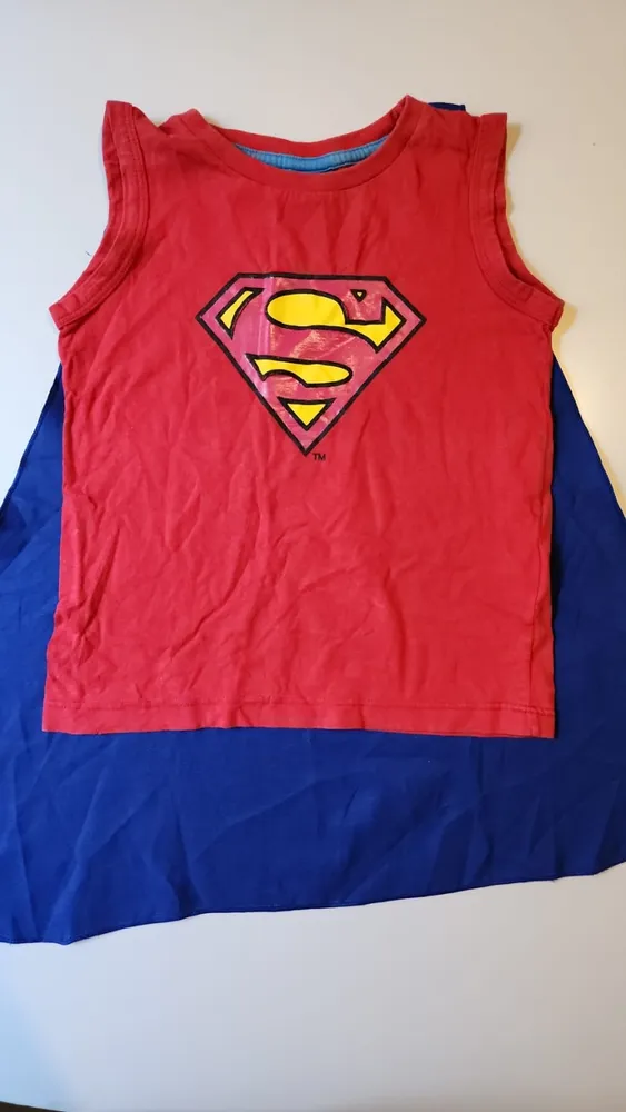 regata vermelha e azul do superman com capa removível