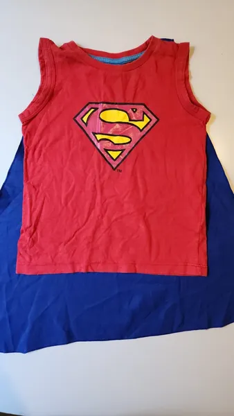 regata vermelha e azul do superman com capa removível