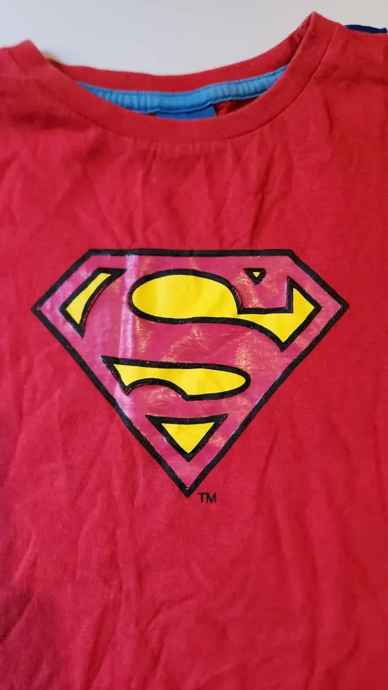 regata vermelha e azul do superman com capa removível