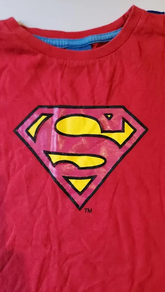 regata vermelha e azul do superman com capa removível