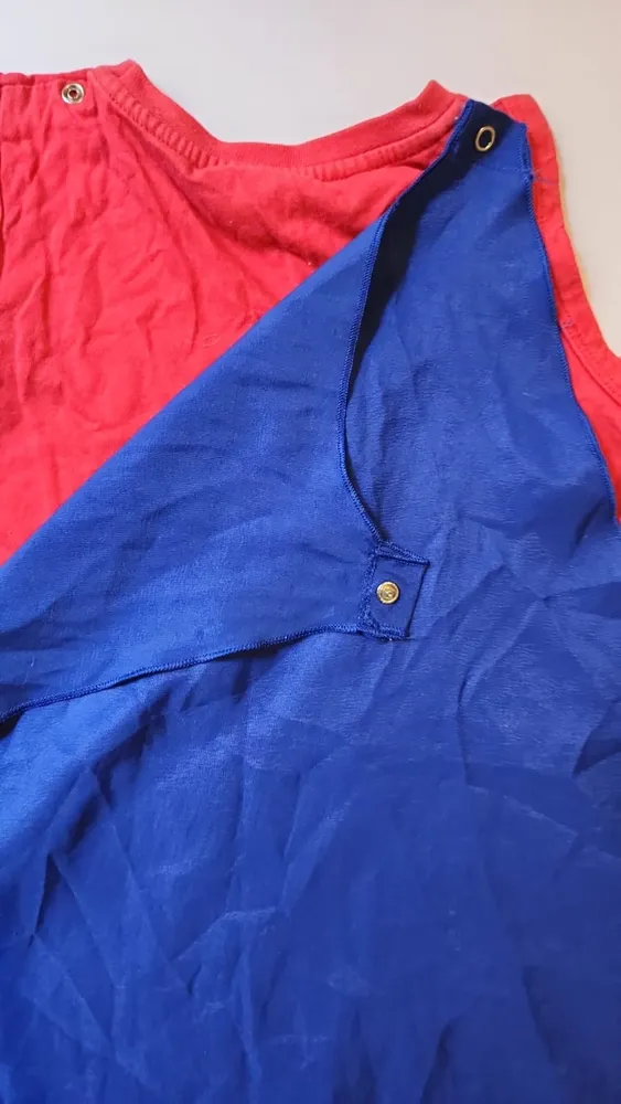 regata vermelha e azul do superman com capa removível
