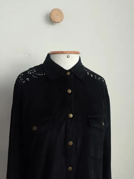 camisa em suede,recortes a laser