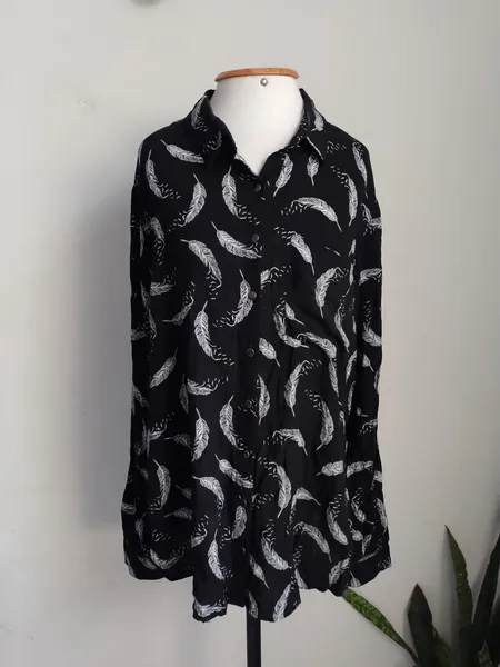 camisao em viscose estampa de penas