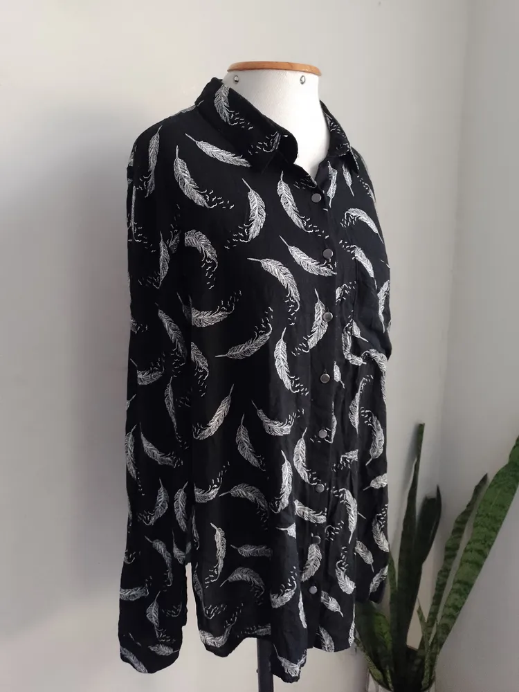 camisao em viscose estampa de penas