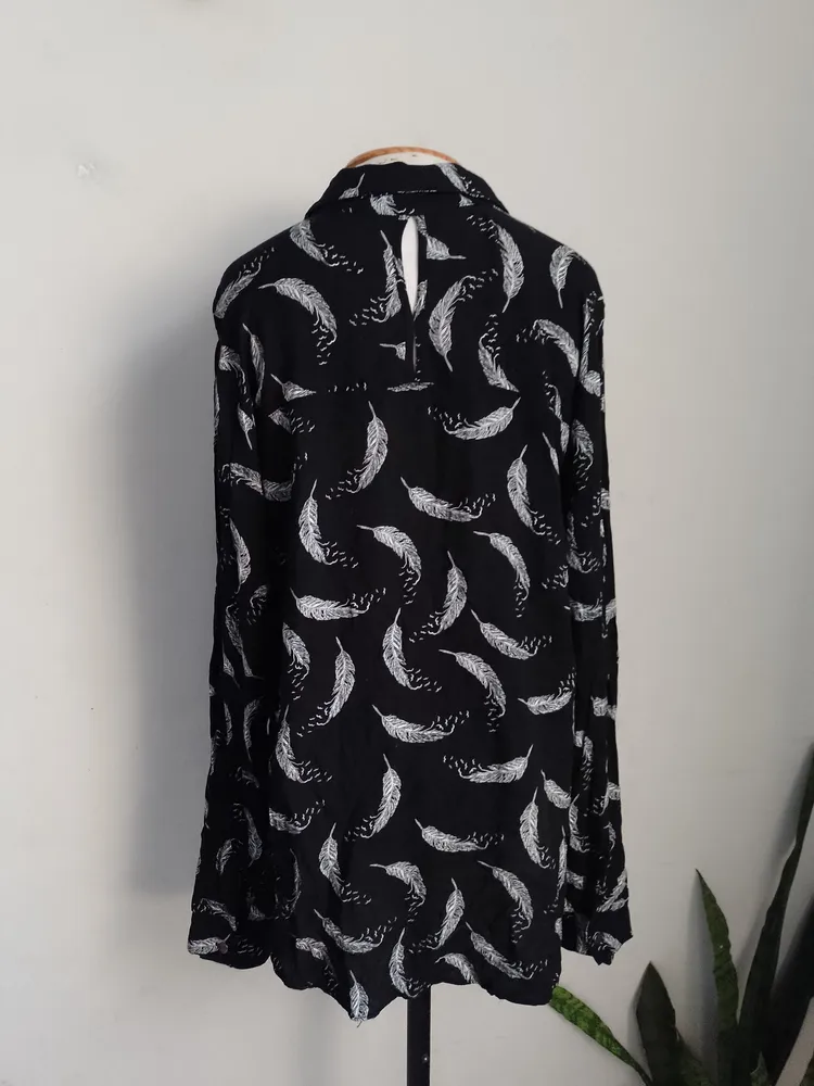 camisao em viscose estampa de penas