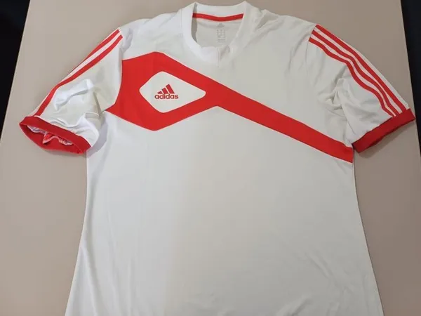 camisa adidas branca e  vermelha