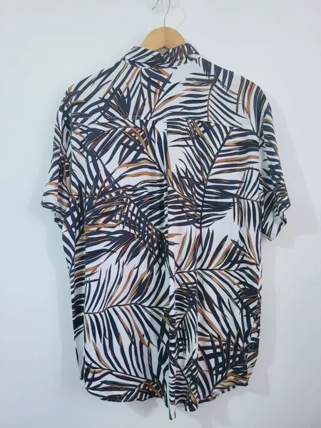 camisa Estampada folhas