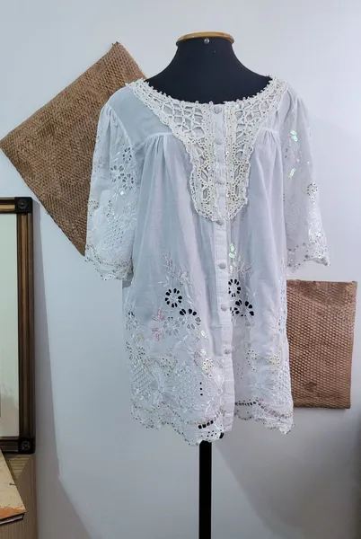 camisa branca bordada