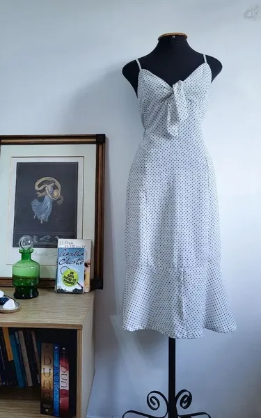 vestido branco poá