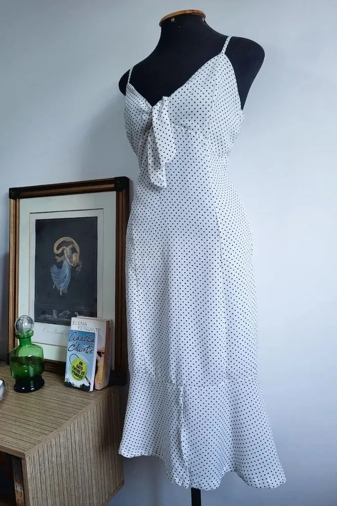 vestido branco poá