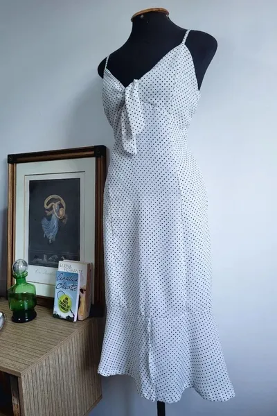 vestido branco poá