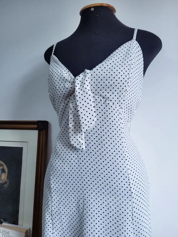 vestido branco poá