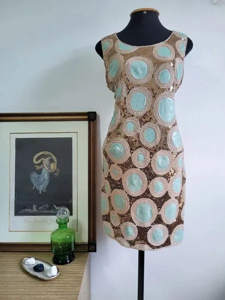vestido bordado dourado