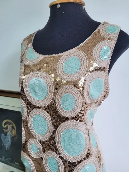 vestido bordado dourado