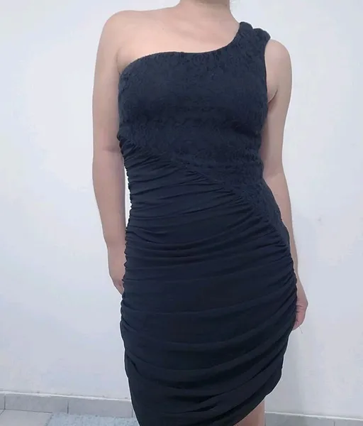 vestido preto de renda franzido