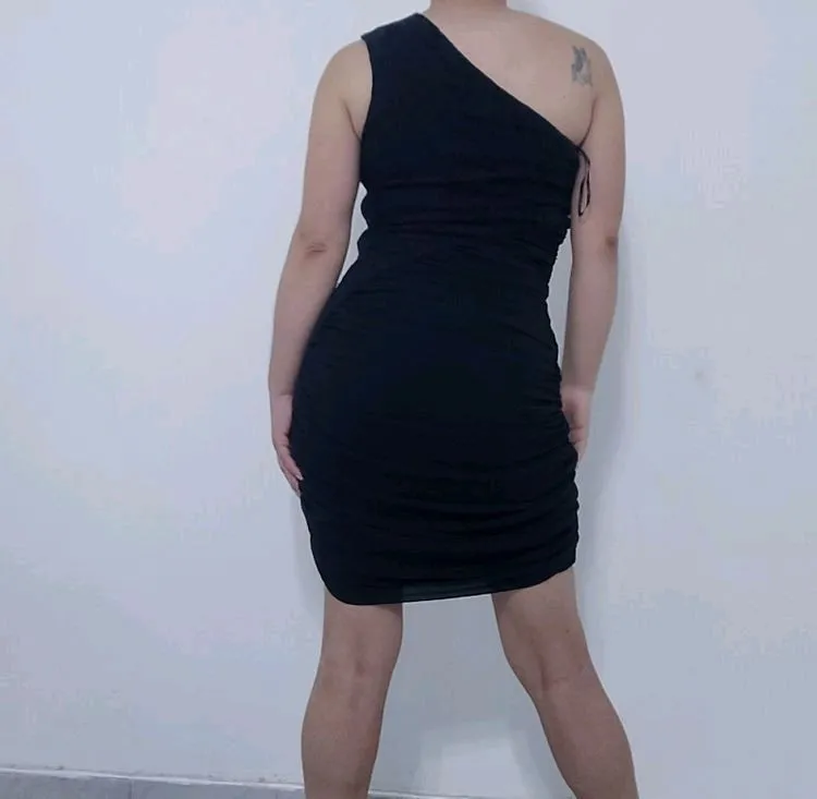 vestido preto de renda franzido