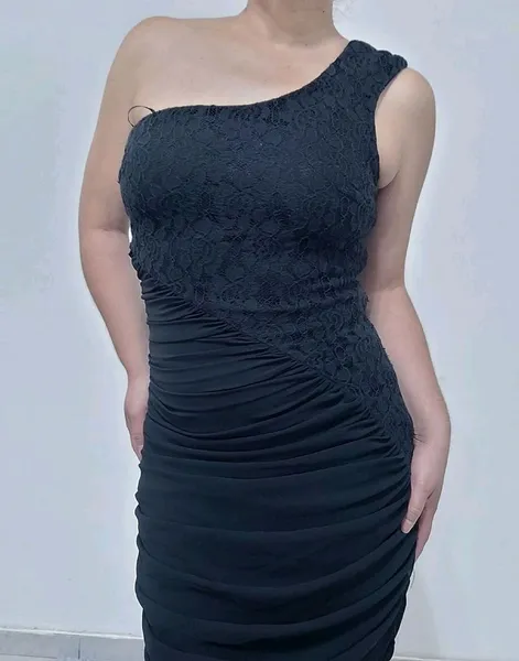 vestido preto de renda franzido