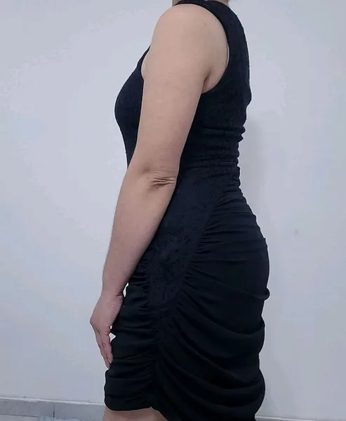 vestido preto de renda franzido