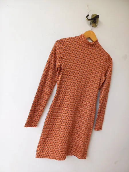 vestido curto manga longa estampado amaro