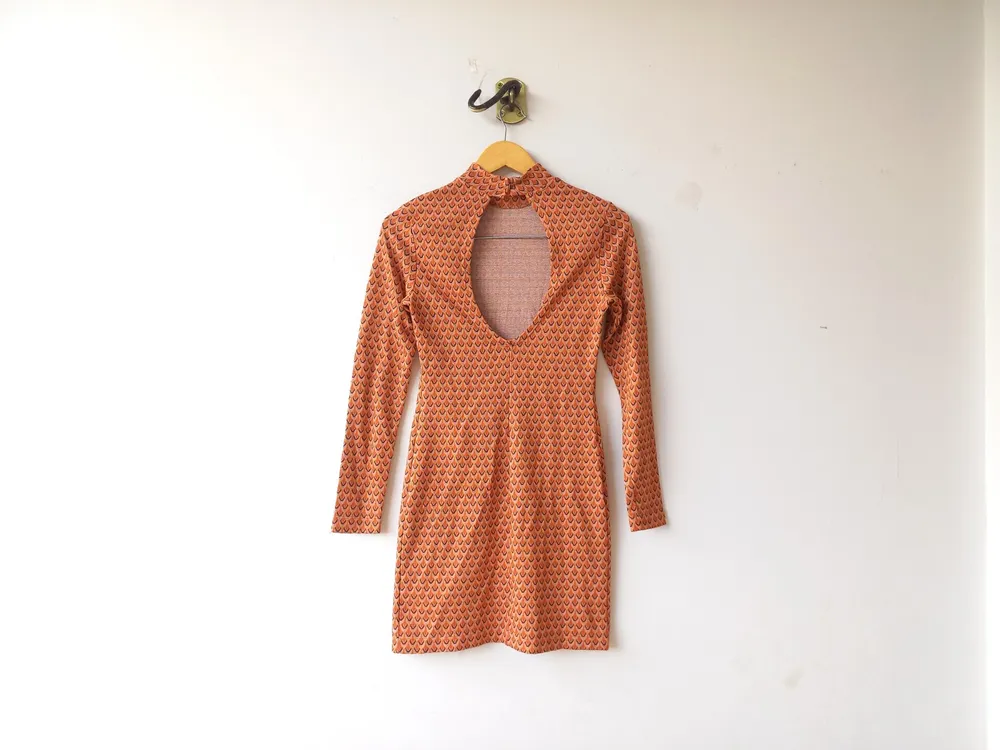 vestido curto manga longa estampado amaro
