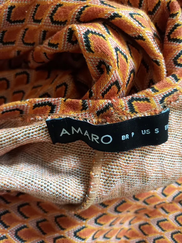 vestido curto manga longa estampado amaro
