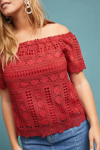 Blusa de renda ombro a ombro