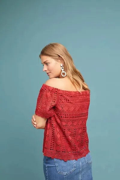 Blusa de renda ombro a ombro