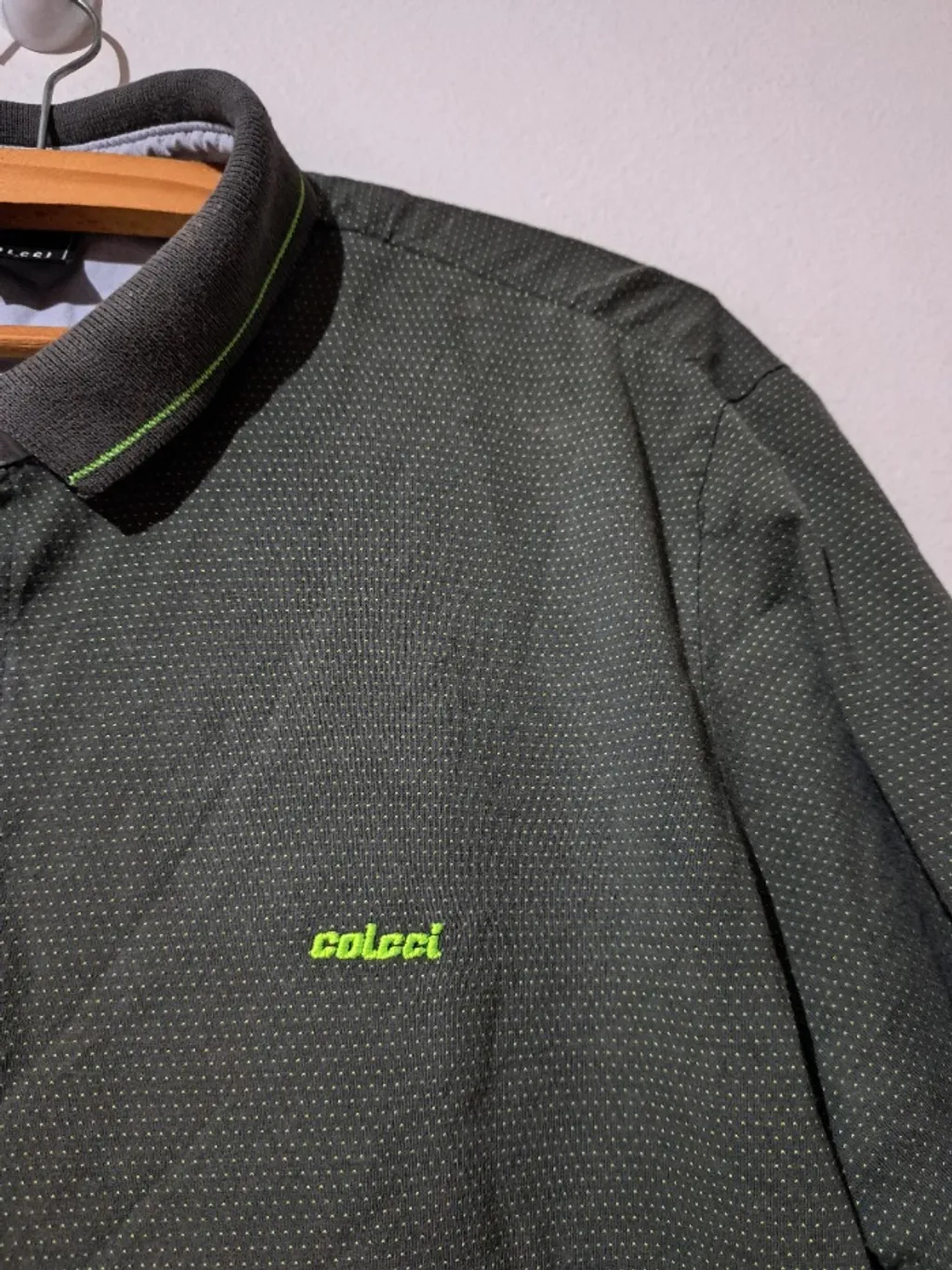 camiseta polo colcci