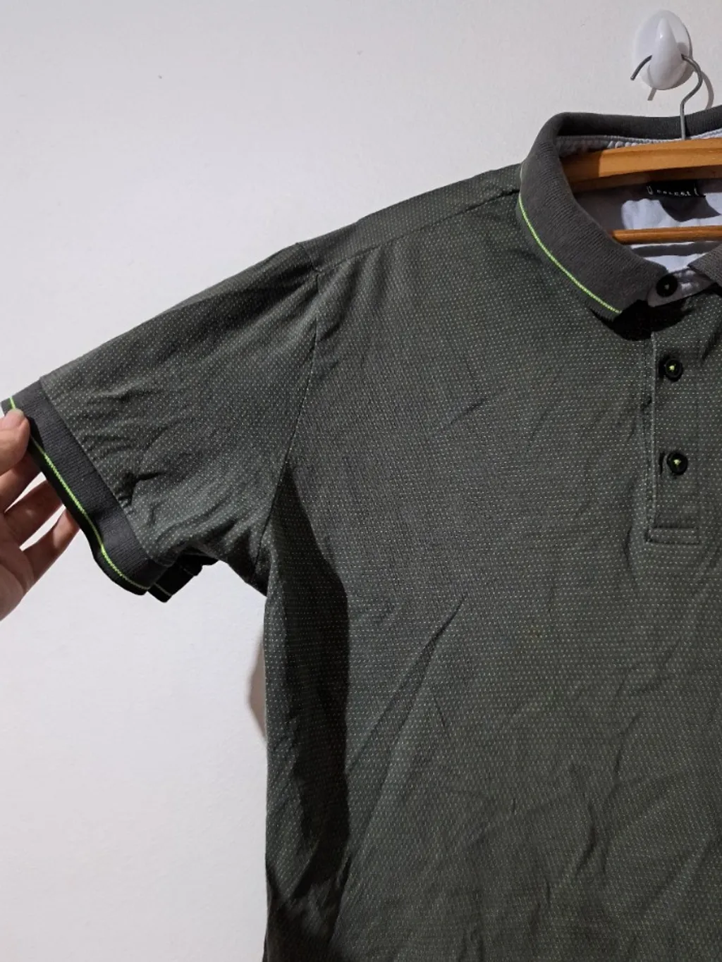 camiseta polo colcci