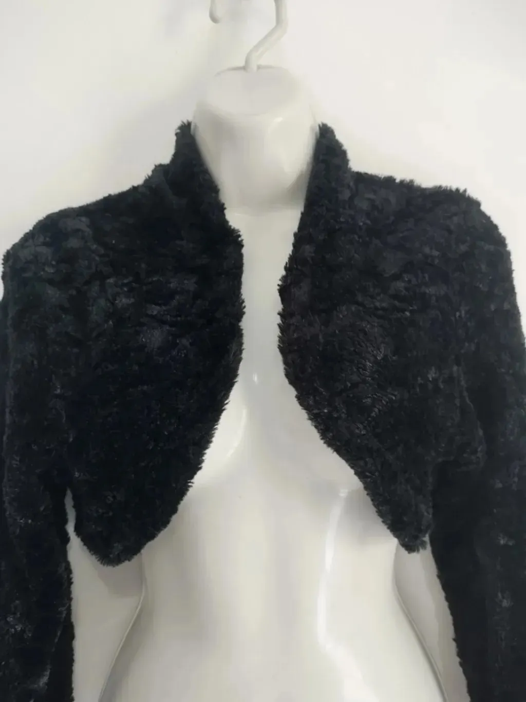 Casaquinho Cropped de Pelúcia - Tam. P