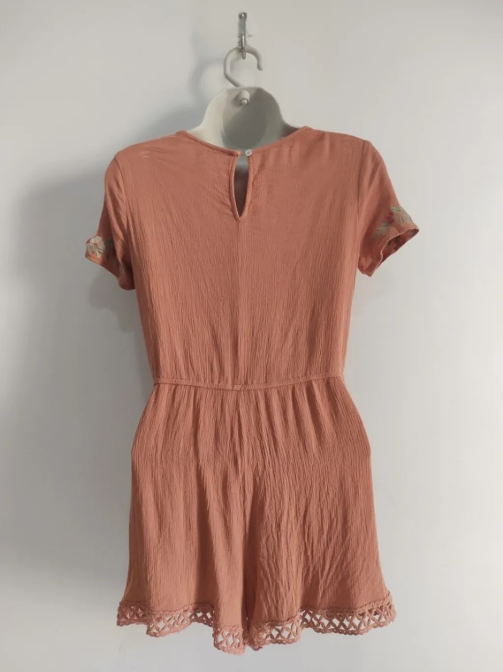 Macaquinho Bordado Floral - Forever 21 - Tam. P