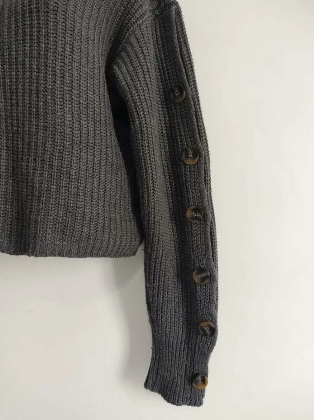 Suéter Cropped Cinza Botões - Tam. M