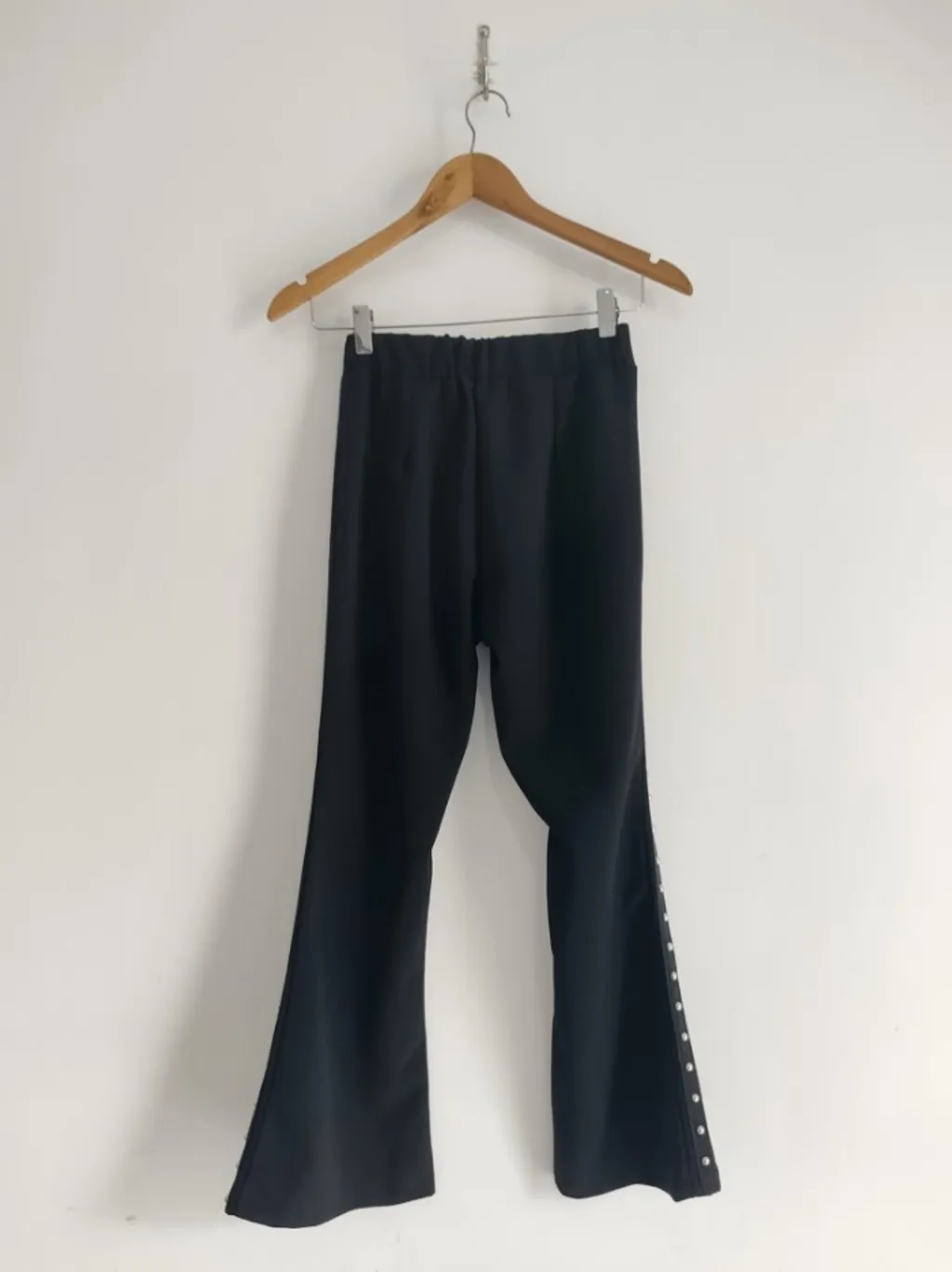 Calça Flare Tachas e Fenda - Tam. P
