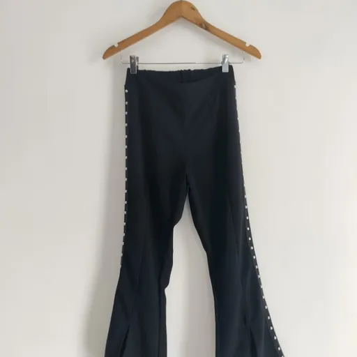 Calça Flare Tachas e Fenda - Tam. P