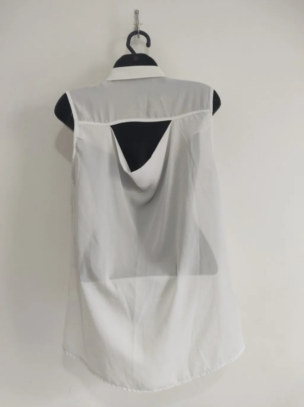 Camisa Regata Decote nas Costas - Tam. M