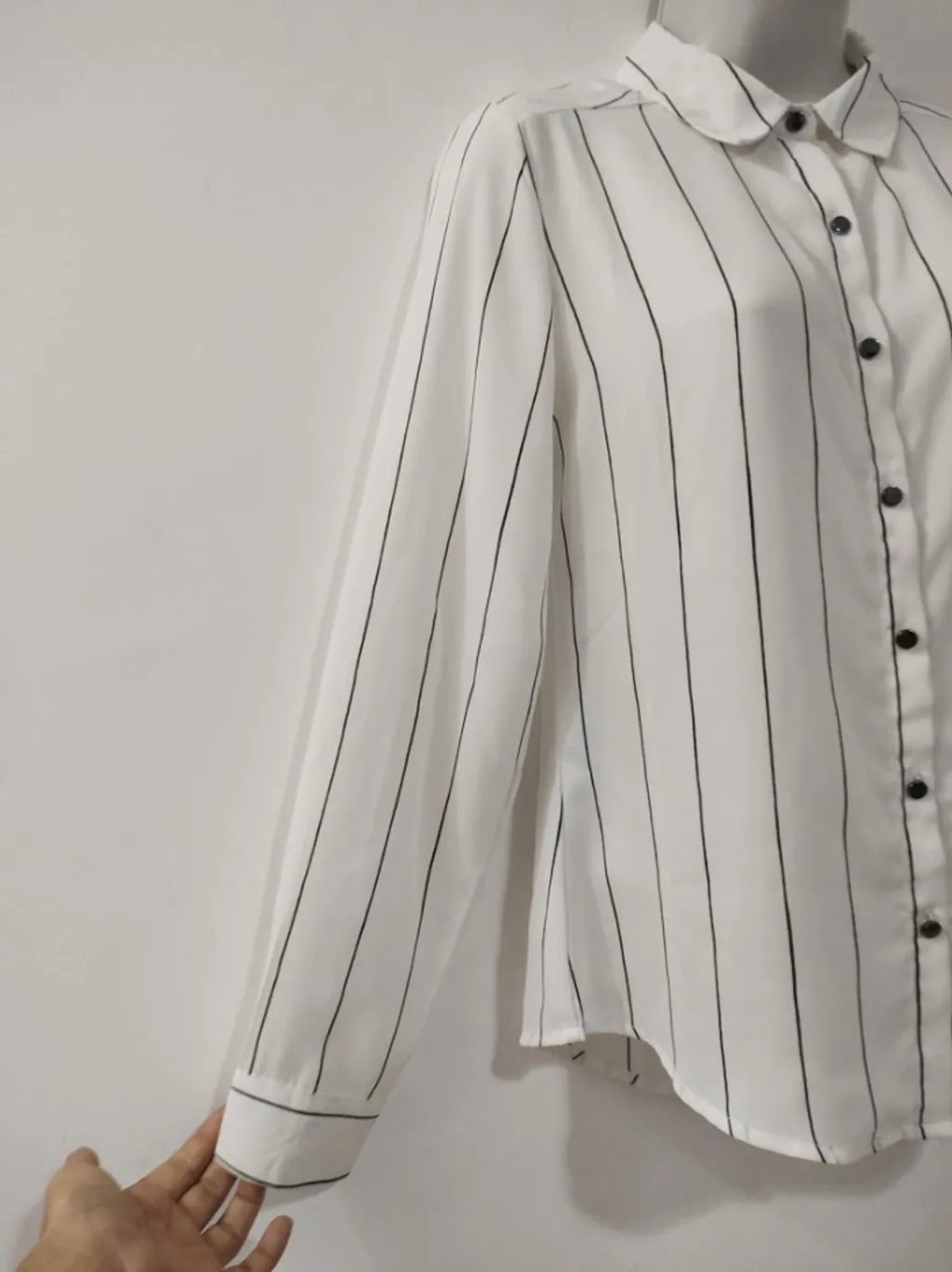 Camisa Listrada Branca e Preta - Tam. P