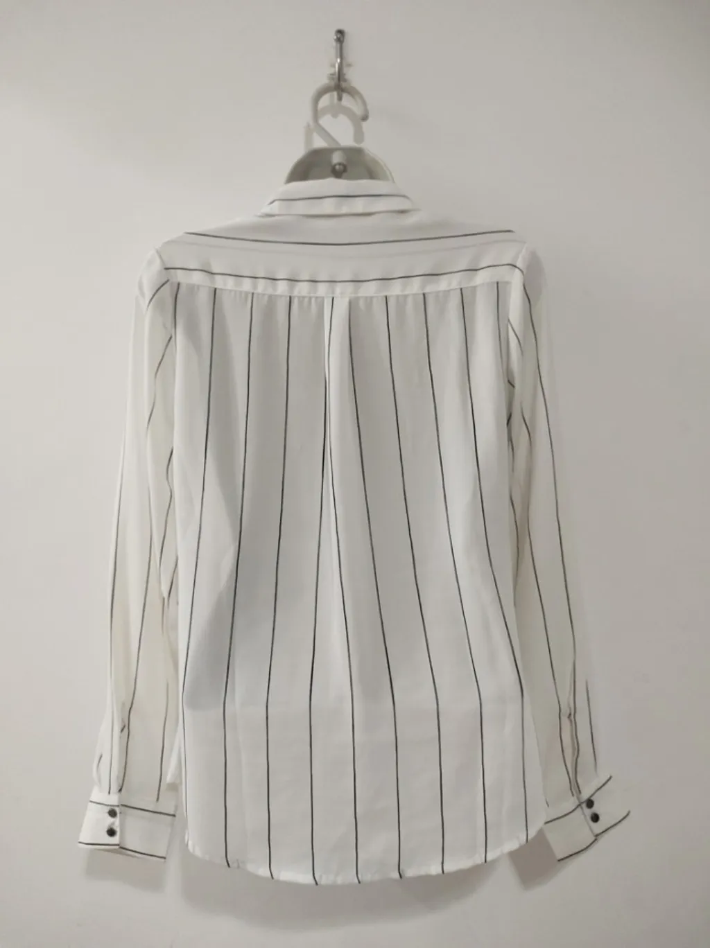 Camisa Listrada Branca e Preta - Tam. P